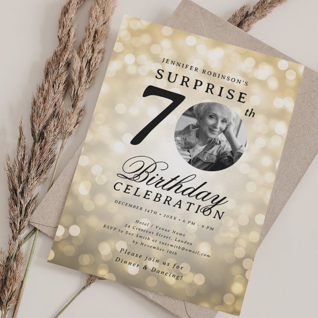 Convites SURPRISE Photo 70 Festa de aniversário Dourado Bok (SURPRISE Photo 70th Birthday Party Gold Bokeh Invitation)