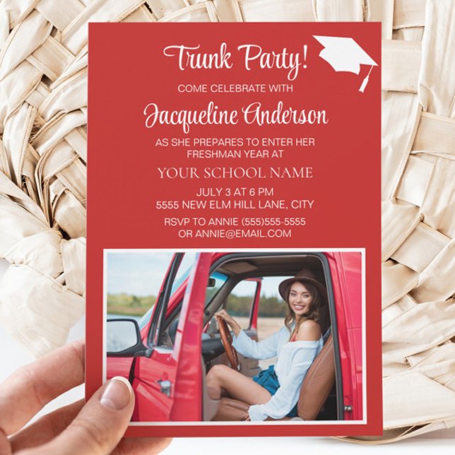 Convites Tampa de Graduação Vermelha e Branca do Ensino Sup (Red graduation Trunk Party photo invitation)