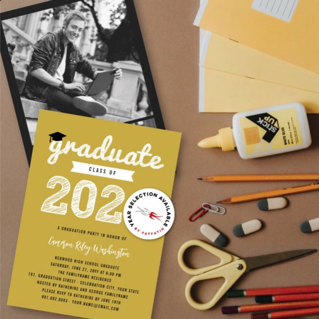 Convites Tampa de Gradução com Desenho Branco Turma de 2026 (2026 White Graduate Sketch On Gold (color is customizable) Graduation Party Invitation @ fatfatin)