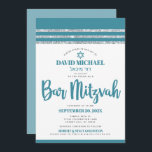 Convites Teal Silver Tallit Bar Mitzvah Bold Simple Modern<br><div class="desc">Tenha orgulho, alegria e mostre este marco do seu Bar favorito Mitzvah! Enviar este convite legal, único, moderno e personalizado para um evento que se lembre. A tipografia empoeirada do roteiro azul-lacre, Estrela de David e um azul-lacre empoeirado e talude-relha prateada inspiraram uma camada gráfica simples e branca. Personalize o...</div>