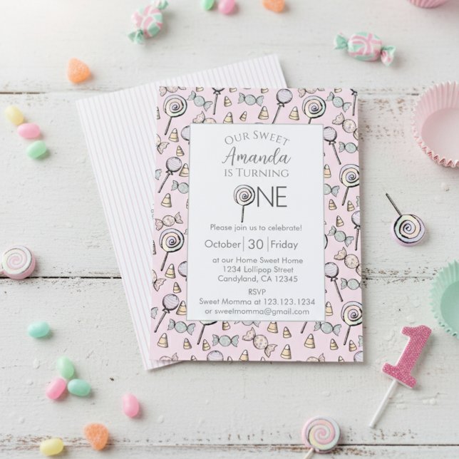 Convites Tema de Doce Pequeno Aniversário de 1 Ano (Cute Pink 1st Birthday Invitation Card for Baby Girl. Sweet One Candy Theme with Colorful Lollipop)