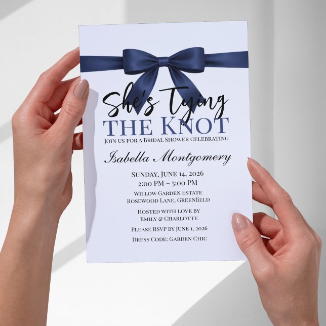 Convites Tema Ela Está Dando o Nó em Azul Naval (She’s Tying the Knot Theme Navy Blue Bow Invitation
)