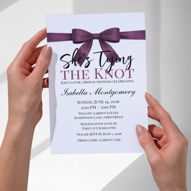 Convites Tema Nós Estamos Amarrando o Laço Roxo (She’s Tying the Knot Theme Plum Bow Invitation
)