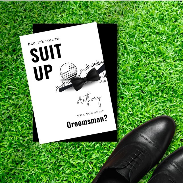 Convites Terno Simples Preto e Branco para Padrinho de Golf (Simple Black & White Tuxedo Suit Up Golf Groomsman Invitation)