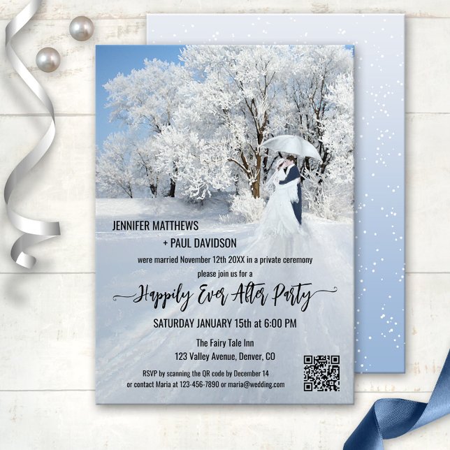 Convites Terra Maravilha de inverno Feliz Para Sempre Após  (Wedding party invitation featuring a snow covered winter wonderland with a couple under an umbrella)