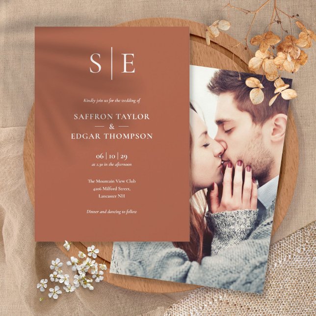 Convites Terracotta Modern Monograma Foto Casamento (Terracotta Modern Monogram Photo Wedding Invitation)