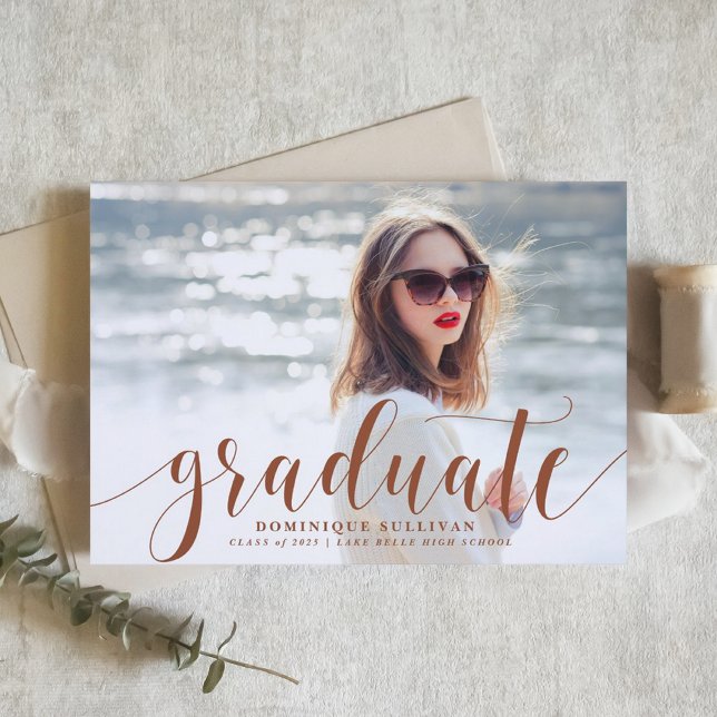 Convites Terracotta Moderna Caligrafia Graduação de Foto (Personalized Photo Graduation Invitation with Terracotta Modern Calligraphy – Customizable Photo)