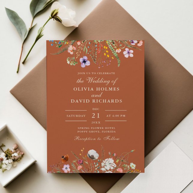 Convites Terracotta Watercolor Wildflower Meadow Casamento (Terracotta Wildflower Meadow Wedding Invitation on wedding table with flowers.)