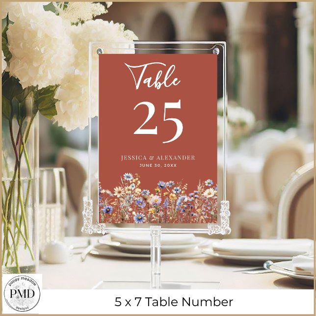 Convites Terracotta Wildlows Casamento 5x7 Número da Tabela (Dusty Blue Wildflowers Terracotta 5x7 Wedding Table Number with Couple Names, Date.)