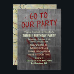 Convites Texto de Sangue do Apocalipse Morto da Festa de an<br><div class="desc">Jogue um zumbi - festa de aniversário temática com estes convites assustadores. Exceto pelo texto sangrento do "Go To Our Party" descendo pelo muro de concreto, todo o texto é personalizável nesses convites assustadores inspirados pelos mortos-vivos. Abaixo do seu texto personalizado na parede em apuros da cinza, há uma impressão...</div>