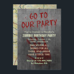 Convites Texto de Sangue do Apocalipse Morto da Festa de an<br><div class="desc">Jogue um zumbi - festa de aniversário temática com estes convites assustadores. Exceto pelo texto sangrento do "Go To Our Party" descendo pelo muro de concreto, todo o texto é personalizável nesses convites assustadores inspirados pelos mortos-vivos. Abaixo do seu texto personalizado na parede em apuros da cinza, há uma impressão...</div>