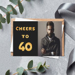 Convites Texto do balão de ouro da festa de aniversário de<br><div class="desc">Um convite de festas de aniversário de 40 anos de tendências. Com o texto: 40 na frente,  escrito com letras falsas de balões de ouro. Fundo preto. Modelo para sua foto. Adicione os detalhes do evento no verso. Letras brancas,  fundo preto.</div>