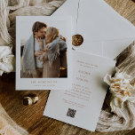 Convites Texto e Foto Simples do Boho | Casamento com códig<br><div class="desc">Este convite de casamento minimalista e elegante mostra texto boho terracotta num fundo branco limpo,  com sua foto pessoal. Uma aparência simples e na moda. Você pode adicionar seu código de QR digitalizável para que os convidados possam facilmente RSVP e visitar seu site de casamento.</div>