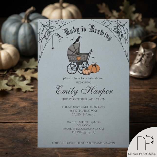 Convites Texto Editável Um Bebê Está Sendo Preparado Chamad (Hand-drawn Halloween baby is brewing baby shower invitation in chic French blue with editable text.)