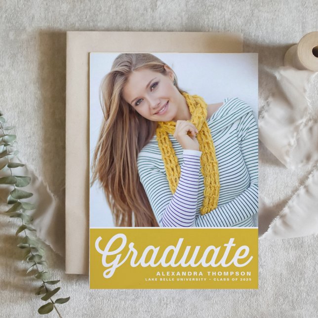Convites Tipografia Amarela Retro em Negrito Foto Graduação (Customizable yellow photo graduation invitation featuring retro lettering. )