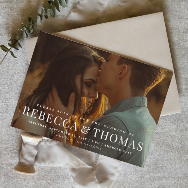 Convites Tipografia Moderna Foto Casamento (Elegant photo wedding invitation with minimal typography overlay.)
