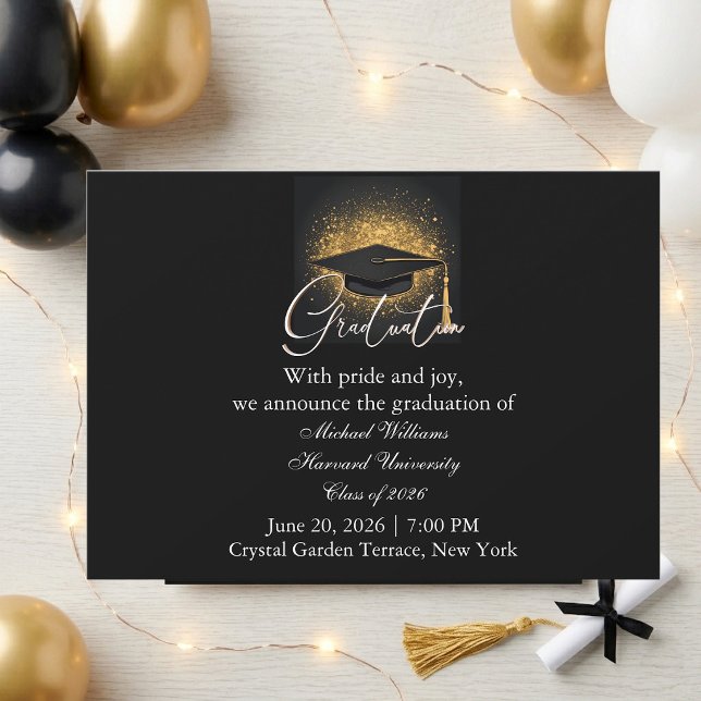 Convites Tipografia Moderna Preta Monocromática Graduação (Modern Typography Black Cap Monochrome Graduation Invitation)