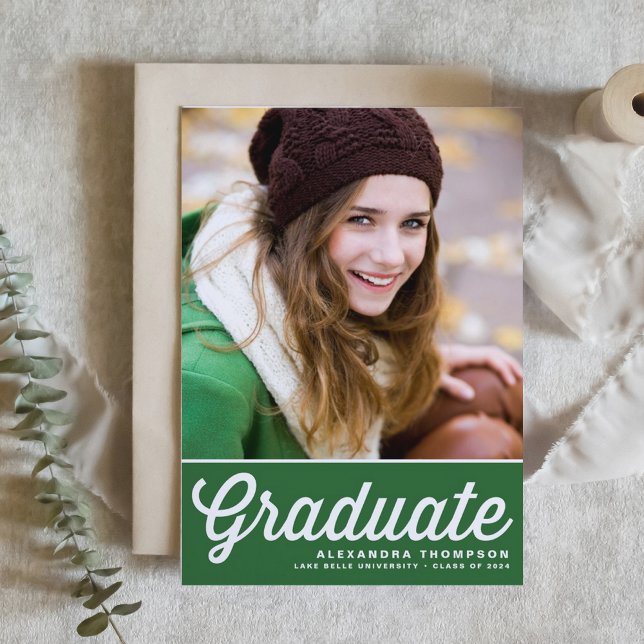 Convites Tipografia Negrito Retro Verde Foto Graduação (Personalized Graduation Invitation with Retro Lettering on Green Background – Other colors available)