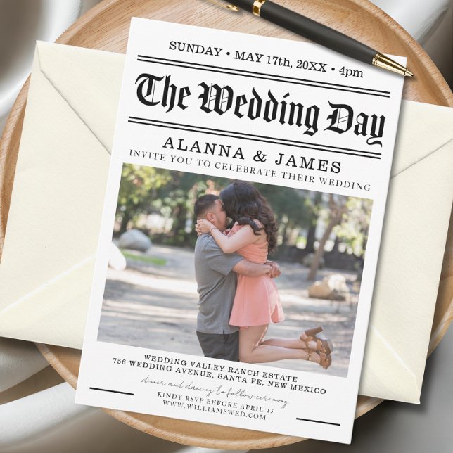 Convites Título de Jornal Antigo Casamento Preto e Branco (Modern newspaper-style wedding invitation featuring bold typography and a romantic couple photo.)
