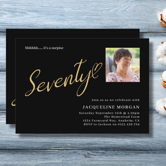 Convites Transformando 70 Foto Dourada de aniversário do 70 (70th birthday party invitation in black and gold. Personalized with details and photo.)