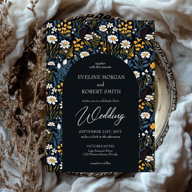 Convites Trendy Boho White disiona flores silvestres arco d (Retro groovy flat wild flowers white daisies navy arch wedding invitation)