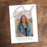 Convites Trendy Calliografia - Graduação do Orçamento de Fo<br><div class="desc">Trendy Calliographic Three Photo Budget Graduation Invitation apresenta uma foto na frente e duas fotos no verso,  além de detalhes de convites para formatura.</div>