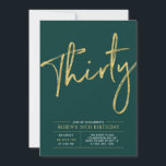 Convites Trinta | Festa de Aniversário Moderna em Dourado e<br><div class="desc">Celebre seu dia especial com este convite de aniversário de 30 anos simples e elegante. Este design apresenta uma escrita à mão chic com um layout limpo e uma combinação de cores esmeralda verde e dourado. Mais designs disponíveis na minha loja BaraBomDesign.</div>