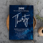 Convites Trinta | Marinho Blue aniversário de 30 anos Surpr<br><div class="desc">Trinta | Convite de festas aniversário de 30 anos Surpresa Marinho Azul apresenta um pano de fundo de cor azul-d'água profunda,  adornada com elementos textuais brancos sofisticados que transmitem a mensagem "SHH! é um aniversário surpresa 30." Personalize este convite incorporando seus detalhes e informações exclusivos sobre o participante.</div>