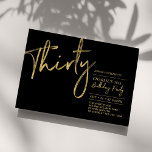 Convites Trinta | Partido aniversário de 30 anos Preto e Do<br><div class="desc">Celebre seu dia especial com este simples convite de festas na moda. Este design apresenta um script de pincel moderno "Trinta" com um layout limpo na combinação de cores preto e dourado. Mais designs disponíveis no meu compro BaraBomDesign.</div>