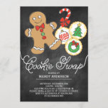 Convites Troca de Cookies Feriados de Chalkboard<br><div class="desc">Convide todos para a sua festa de Natal de troca de biscoitos de férias com nosso convite de na moda apresentando um histórico moderno de tabuleiro com um homem de pão de gengibre,  cana doce e biscoitos de açúcar de férias.</div>