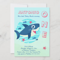 Tubarãozinho de primeiro aniversário sob o mar azu