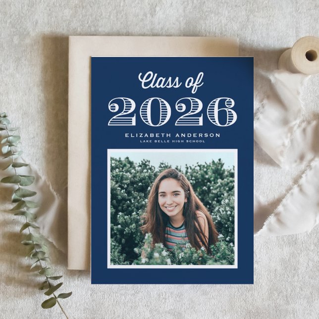 Convites Turma de 2024 Formatura Foto Azul Marinho Graduaçã (Customizable navy blue photo graduation invitation featuring vintage calligraphy. )