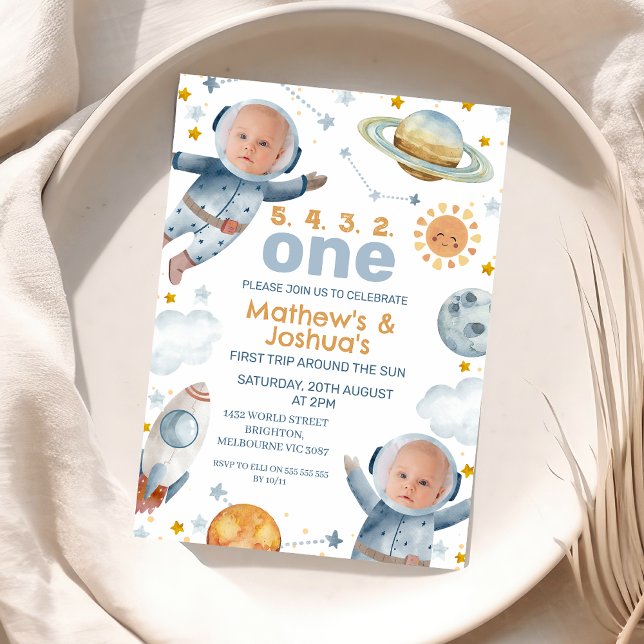 Convites Twin Boys Primeira Viagem Em Torno Do primeiro ani (twin Boys First Trip Around the Sun 1st Birthday Invitation, Joint Outer Space First Birthday Invite)