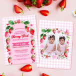 Convites Twin Sisters Joint Berry Primeiro Aniversário Foto<br><div class="desc">Este design de morango é ideal para irmãs gêmeas bebês para uma festa de aniversário Berry First. A frente apresenta um arco cor-de-rosa com morangos vermelhos e flores em cima de um design de verificação de gingham rosa. Na parte de trás do convite está um quadro adorável com morangos e...</div>