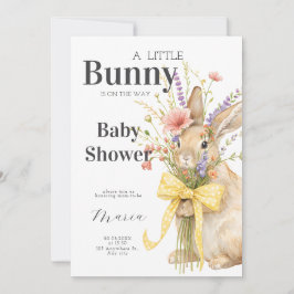 Convites Um adorável coelhinho floral com laço amarelo para