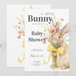 Convites Um adorável coelhinho floral com laço amarelo para
