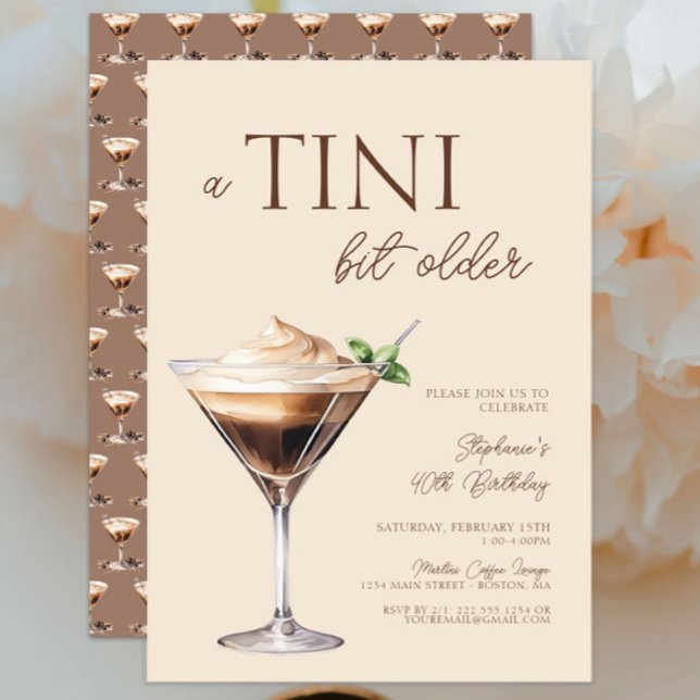 Convites Um aniversário de 40 anos Espresso Martini Tini Bi (A Tini Bit Older Espresso Martini 40th Birthday Invitation, Elegant, Brunch, Chic Modern Brown Cream)