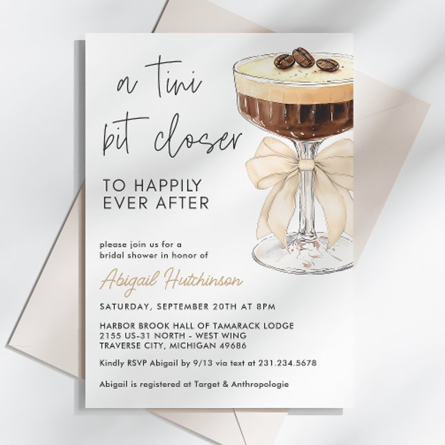 Convites Um Arco De Tini Mais Próximo Espresso Martini Brid (A Tini Bit Closer Bow Espresso Martini Bridal Invitation)