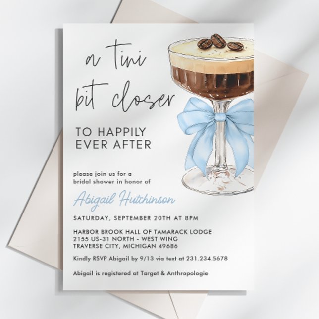 Convites Um Arco De Tini Mais Próximo Espresso Martini Brid (A Tini Bit Closer Bow Espresso Martini Bridal Shower Invitation)