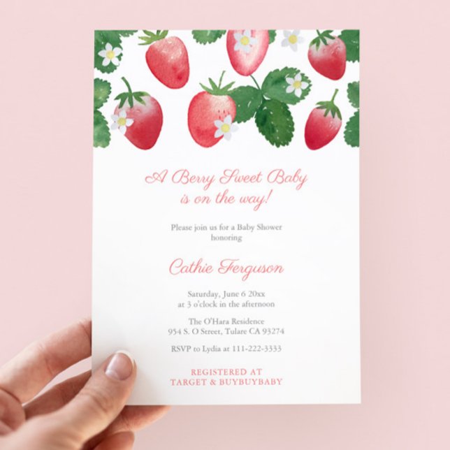 Convites Um Bebê Berry Doce Está No Caminho Do Chá De Moran (A berry sweet baby Strawberries themed baby shower invitation design, with pink white buffalo check)
