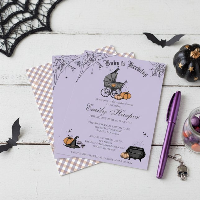 Convites Um bebê está a criar Chá de fraldas roxo (Cute Gothic Halloween Baby Shower Purple Invitation. Spooky Vintage Baby Carriage, Raven, Pumpkins)