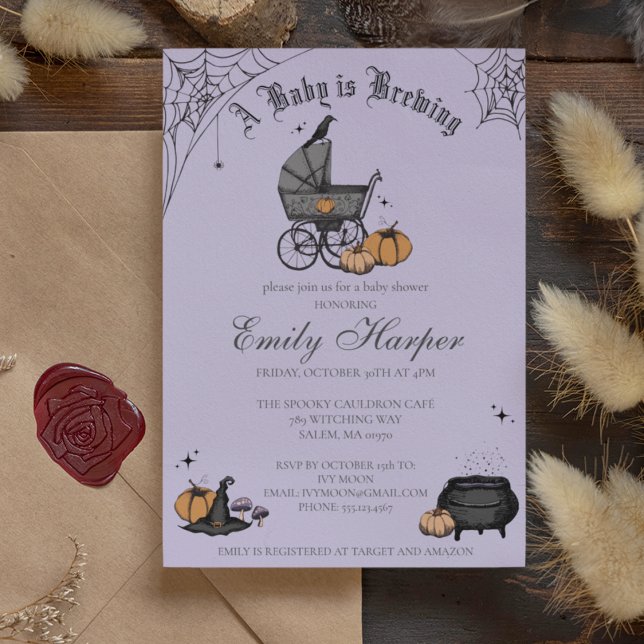 Convites Um bebê está a criar Chá de fraldas roxo (Gothic Halloween Baby Shower Invitation. Hand Drawn Vintage Baby Carriage, Raven, Witch Hat, Pumpkin)
