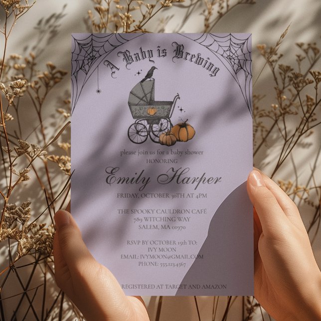 Convites Um Bebê está Sendo Preparado Churrasco de Bebê Rox (Gothic Halloween Baby Shower Invitation in Purple. Vintage Baby Carriage, Pumpkins, Webs, Raven)
