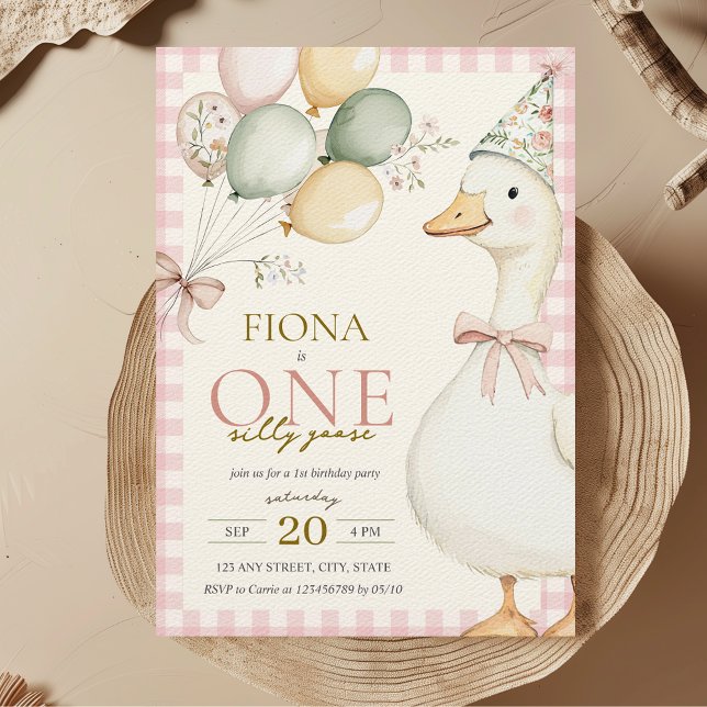 Convites Um Bobo ganso rosa primeiro aniversario da garota  (One Silly Goose 1st Birthday Party Theme Girl Pink Gingham Aesthetic Mother Goose Cute Modern)