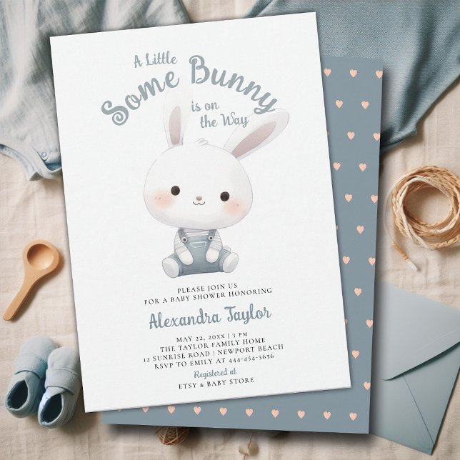 Convites Um Chá De Bebê Bonito. (a little bunny baby boy shower invitation springtime easter garden picnic dusty blue overalls cute)