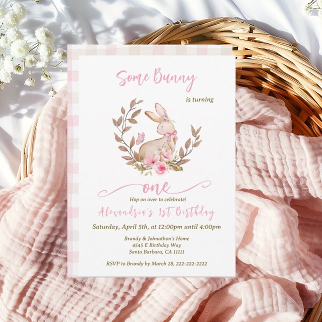 Convites Um Coelhinho Está Transformando Uma Menina Rosa (Some Bunny is turning one. Girls 1st Birthday pink bunny invitations.)