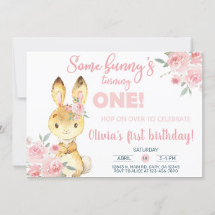 Convites Um coelho castanho e uma garota de flores rosa con