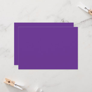 Convites um fundo roxo com um