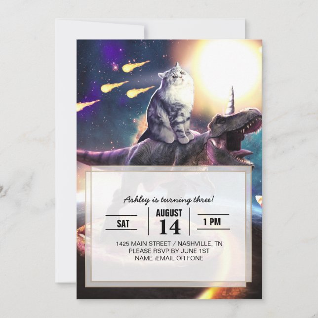 Convites Um gato dirigindo unicórnio de dinossauro no espaç (Frente)