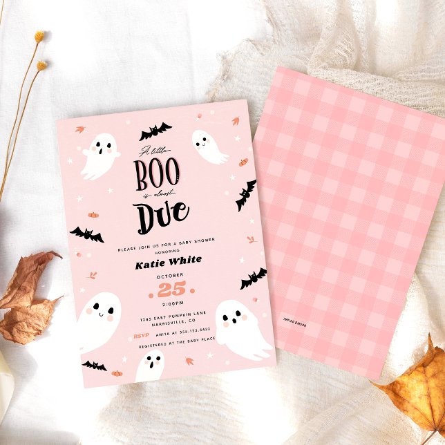 Convites Um Pequeno Boo é quase o Chá de fraldas do Dia das (Little boo Halloween girls first birthday invitation with plaid back pattern shown on white tabletop)